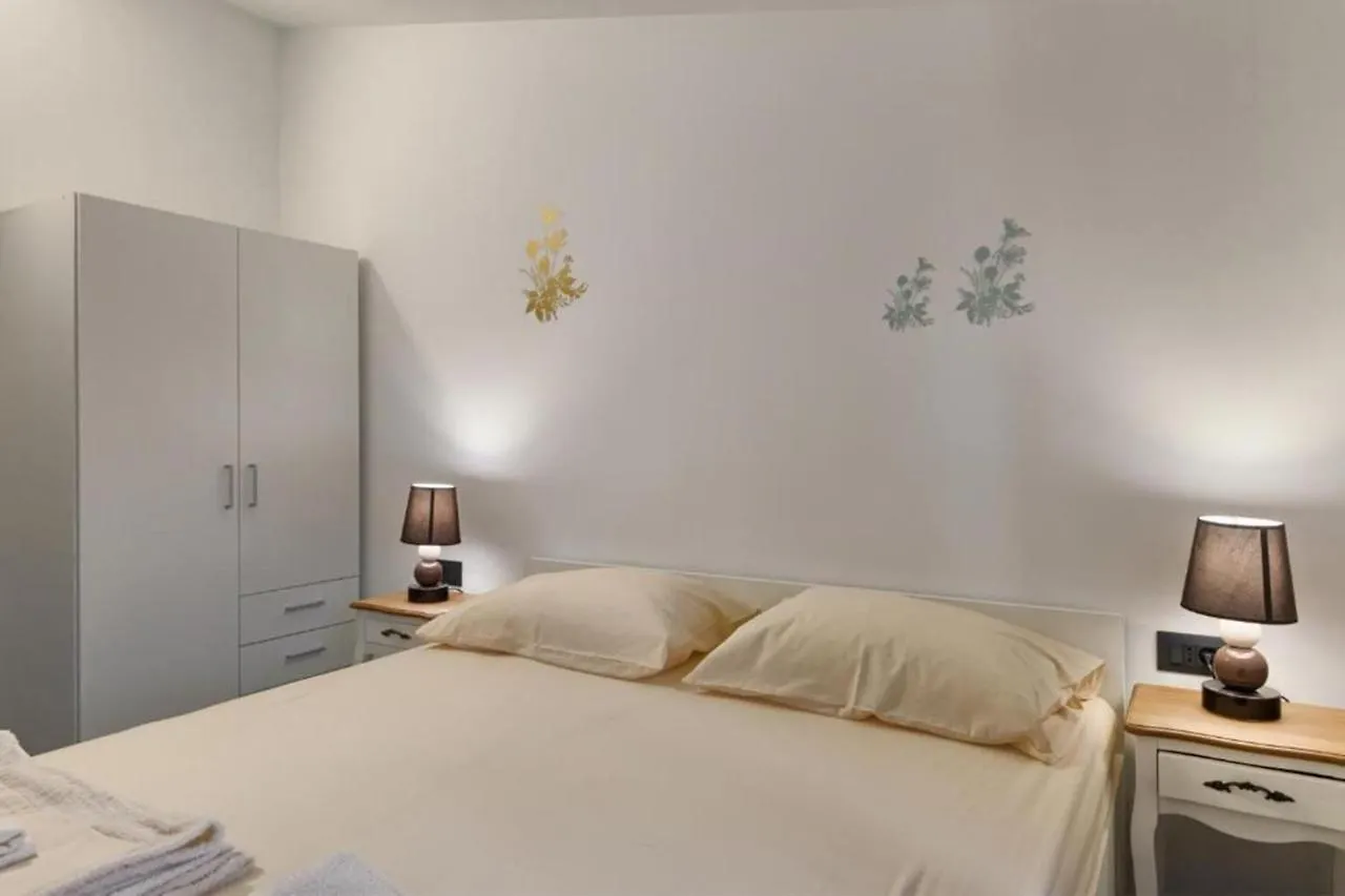Apartments Ines Pula 0*,