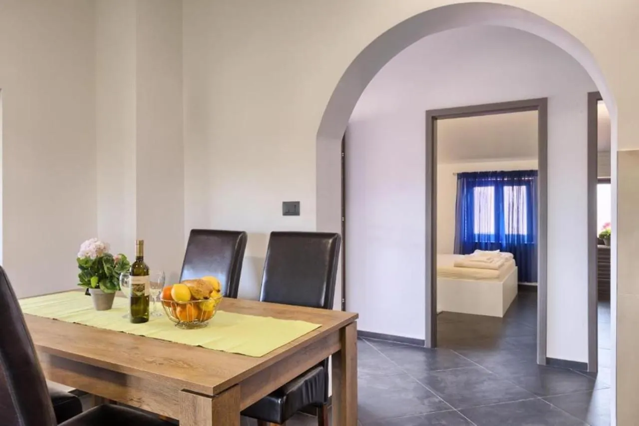 Apartments Ines Pula 0*,